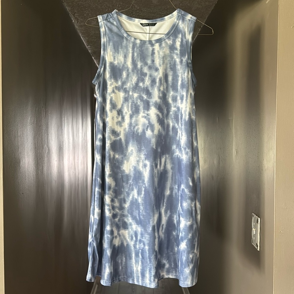 NEW TYE DYE TANKK DREAS. SIZE M